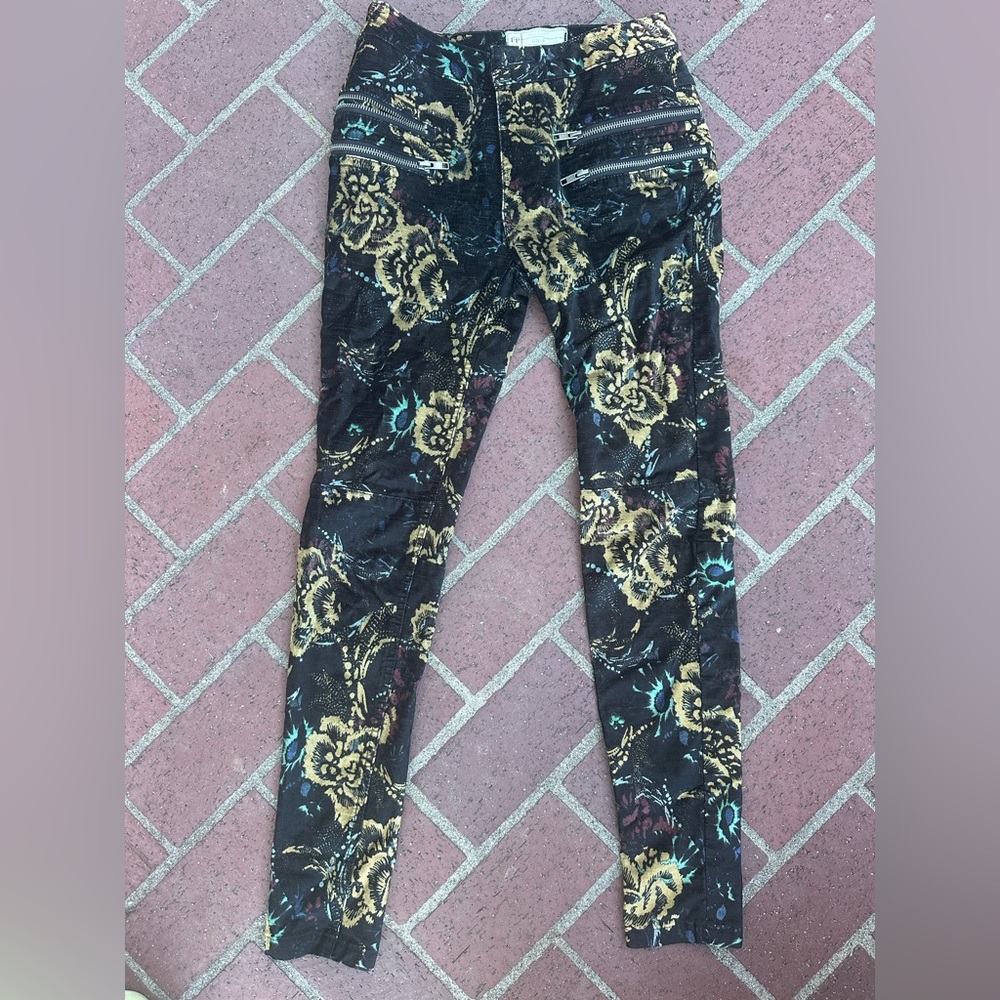 FREE PEOPLE size 0, pants. Faux velveteen
Very lightly worn. Fun design!